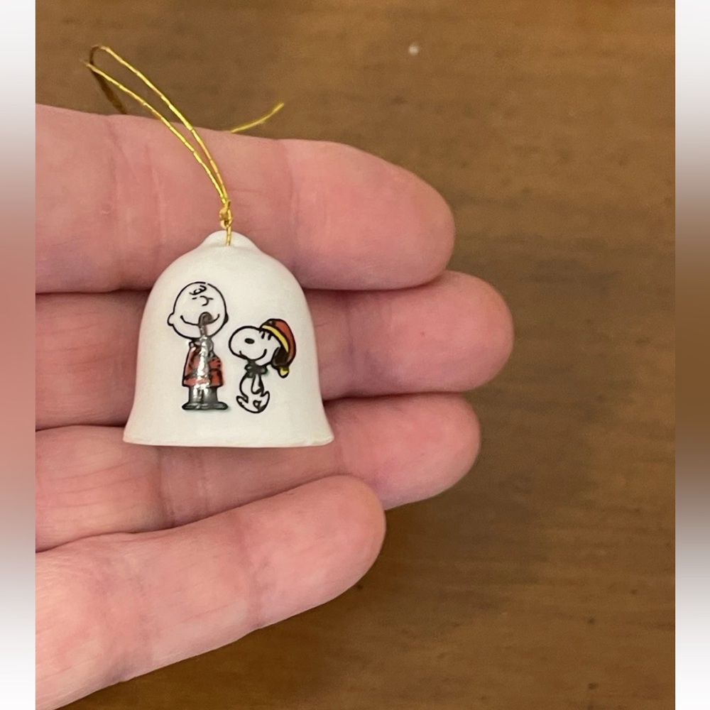 VINTAGE PEANUTS SNOOPY & CHARLIE BROWN TINY CERAMIC BELL CHRISTMAS ORNAMENT - Picture 4 of 5